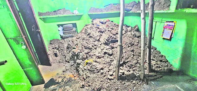 కూలిన మట్టి మిద్దె