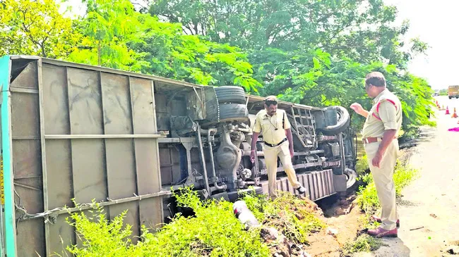 రప్రయివేటు బస్సు బోల్తా 
