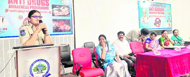ర్యాగింగ్‌, డ్రగ్స్‌కు దూరంగా ఉండాలి 