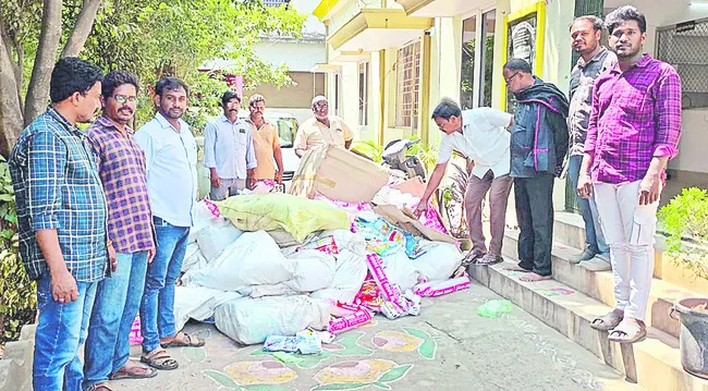 రూ.లక్ష విలువైన ప్లాస్టిక్ కవర్ల పట్టివేత