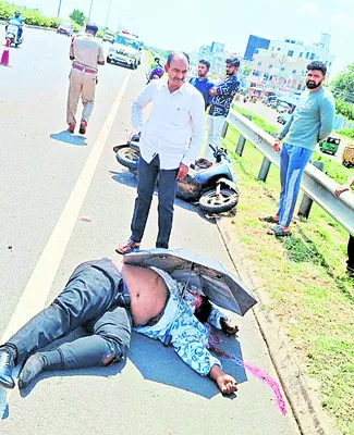రోడ్డు ప్రమాదంలో యువకుడి మృతి 
