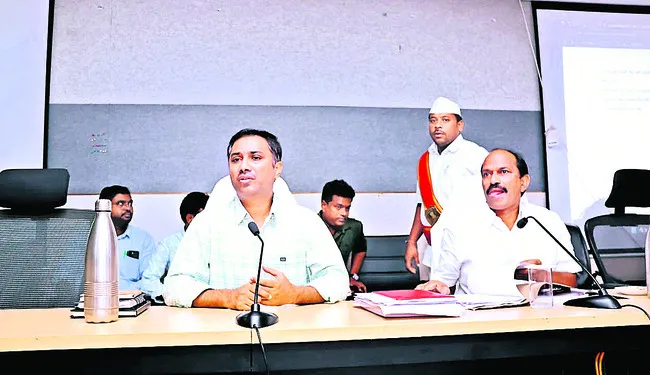 అధికారులు బాధ్యతతో పనిచేయాలి