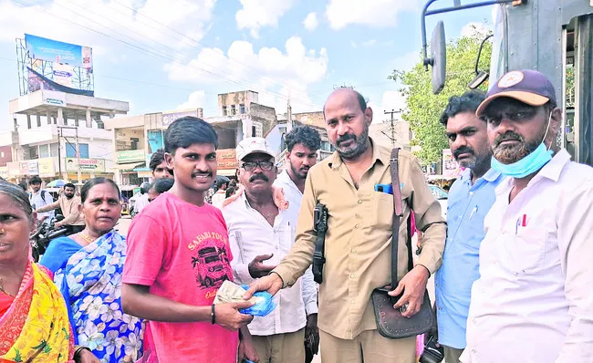 నిజాయితీ చాటుకున్న ఆరీ్టసీ సిబ్బంది