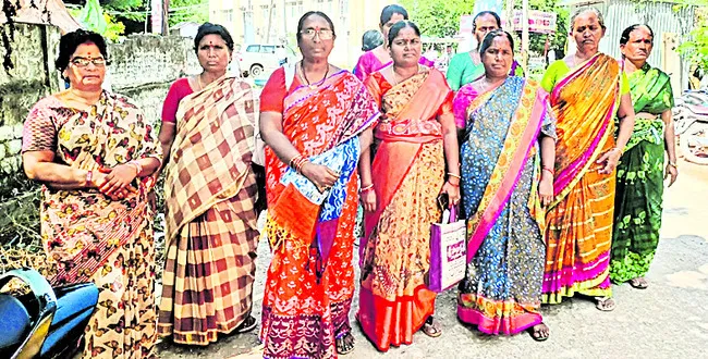 ఎస్ఐ అనుచిత ప్రవర్తనపై ఫిర్యాదు