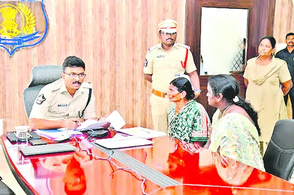 ప్రజా ఫిర్యాదుల పరిష్కారానికి ప్రాధాన్యం 