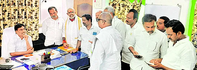 వైఎస్సార్ సీపీ ఫ్లెక్సీలు తొలగించిన పోలీసులు