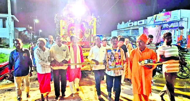 భక్తి శ్రద్ధలతో గిరి ప్రదక్షిణ