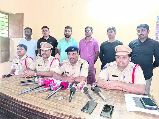 చోరీ కేసుల్లో నిందితుల అరెస్టు