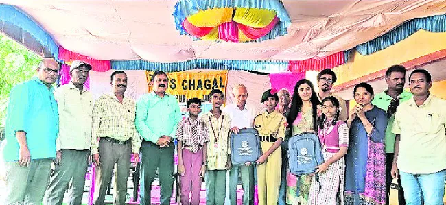 చదువుకు పేదరికం అడ్డుకాదు