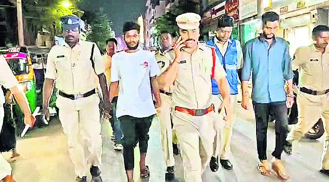 తిరుపతిలో కత్తితో రౌడీషీటర్ హల్చల్