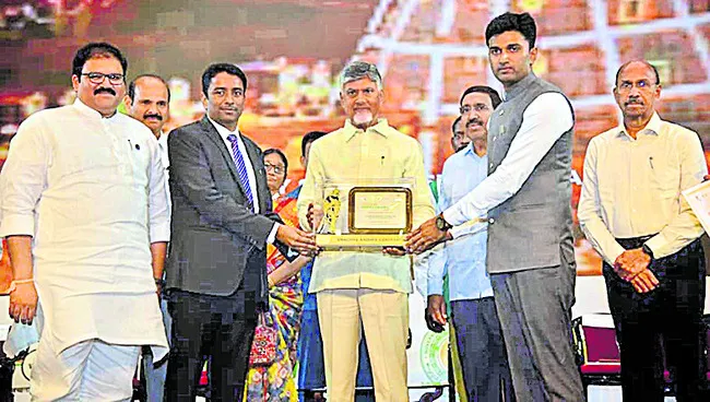 స్వచ్ఛతకు పురస్కారాల పట్టం 