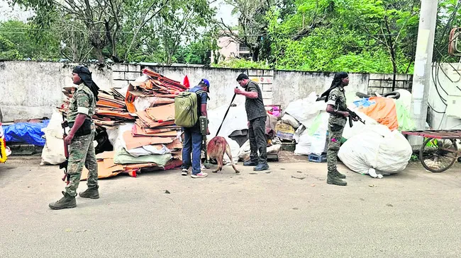 పట్టణంలో విస్తృత తనిఖీలు 