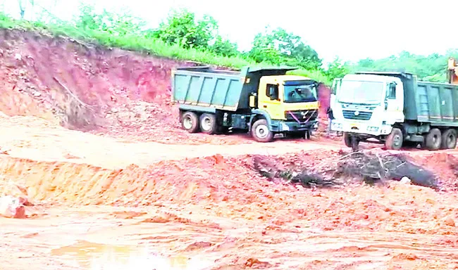 ఎర్ర మట్టి అక్రమ తరలింపు 