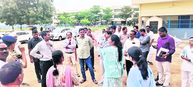 స్ట్రాంగ్ రూమ్లు పరిశీలించిన కలెక్టర్