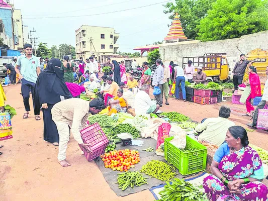 కొనేదెలా.. తినేదెలా..?