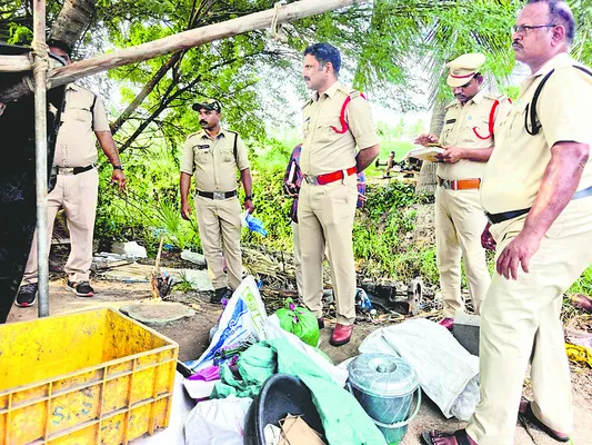 భారీగా బాణసంచా  ముడిసరుకు స్వాధీనం