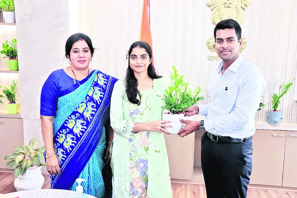 కలెక్టర్‌ను కలిసిన  ట్రెయినీ అధికారి