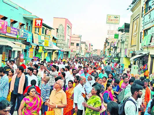 భక్తులతో కిటకిటలాడిన గిరివలయం