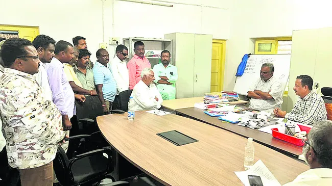 కండ్లపెల్లి చెరువుకట్టకు మరమ్మతు చేయండి