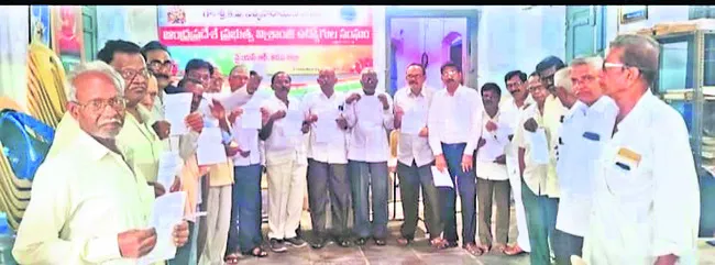 పెన్షనర్ల సమస్యలు పరిష్కరించడంలో విఫలం