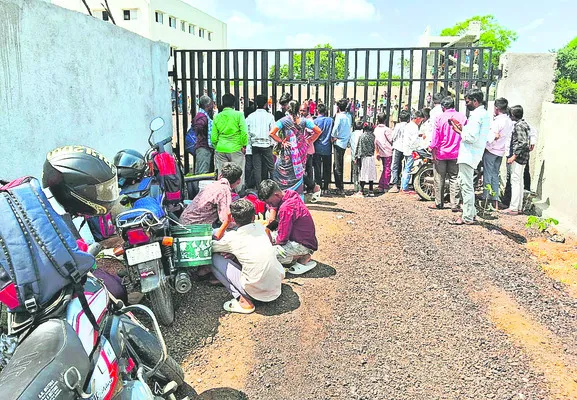 ఆలస్యానికి.. నిరీక్షణ శిక్ష!