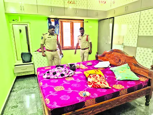 వృద్ధురాలిని కట్టేసి నగల దోపిడీ