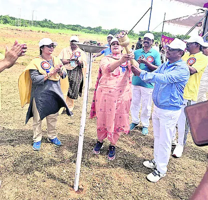 గెలుపోటములను సమానంగా స్వీకరించాలి