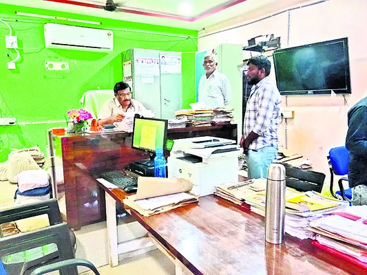 భూ భారతి దరఖాస్తులను పరిష్కరించాలి