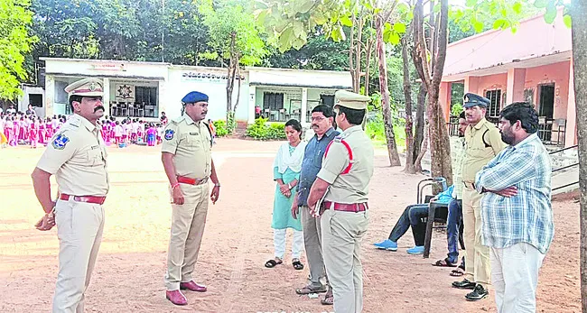 పోలింగ్ కేంద్రాల పరిశీలన