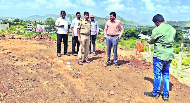 హద్దులు చెరిపి ఆక్రమణకు యత్నం