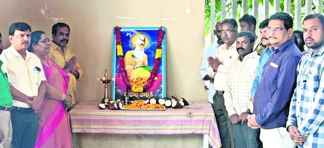 భూ భారతి దరఖాస్తులు పెండింగ్‌లో ఉండొద్దు 