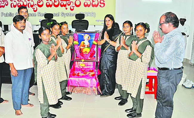 వాల్మీకి రామాయణం మానవాళికి అనుసరణీయం 