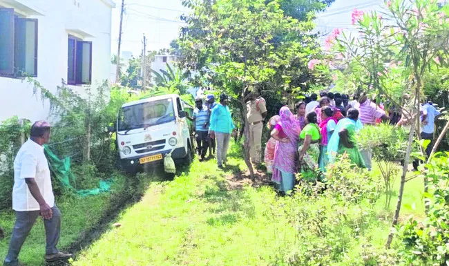 చెత్త డంప్ను అడ్డుకున్న స్థానికులు