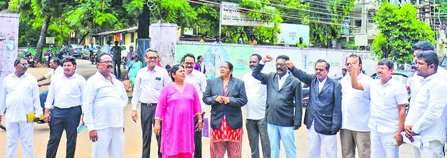 న్యాయవాదుల రాస్తారోకో