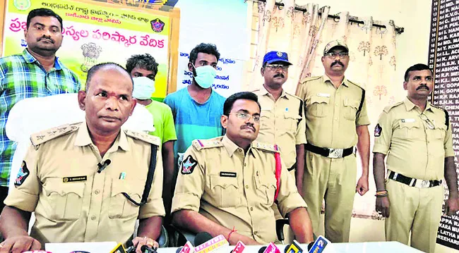 సెల్ఫోన్, నగదు కోసమే హత్య