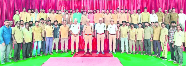 ట్రాఫిక్‌ నిబంధనలు పాటించాలి 
