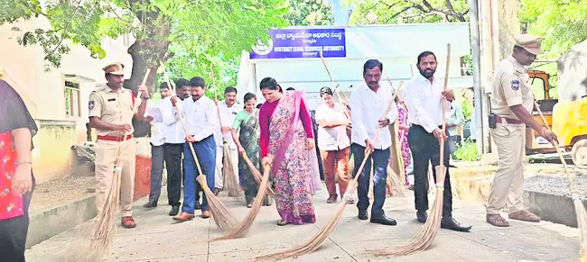 పరిసరాల పరిశుభ్రతపై శ్రద్ధ వహించాలి
