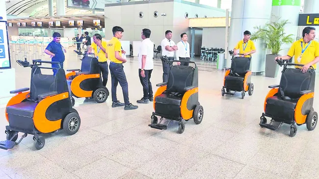 శంషాబాద్ ఎయిర్పోర్టులో ఈ–వీల్చైర్