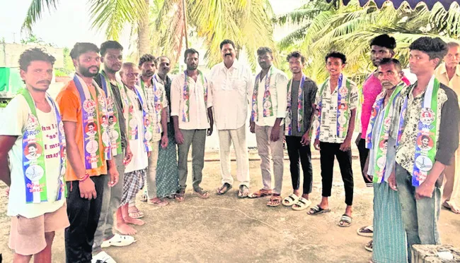 వైఎస్సార్సీపీలో చేరిన కూటమి కార్యకర్తలు