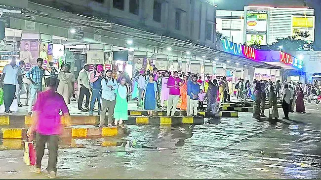 రాత్రి వేళ కానరాని ఆర్టీసీ పండగ సర్వీసులు