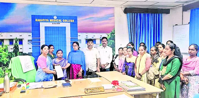 పెండింగ్ వేతనాలు చెల్లించాలి
