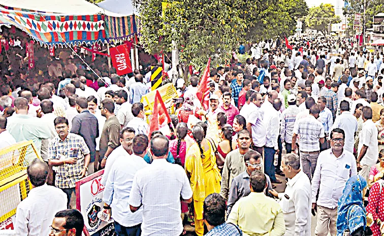 Teachers Mahadharna in Vijayawada in the name of Porubata