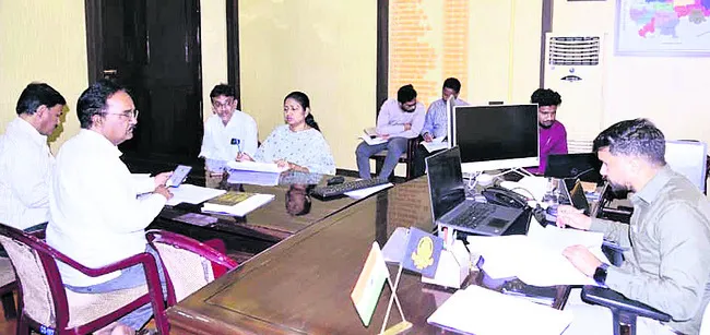 పెండింగ్‌ పనులు  పూర్తి చేయండి 