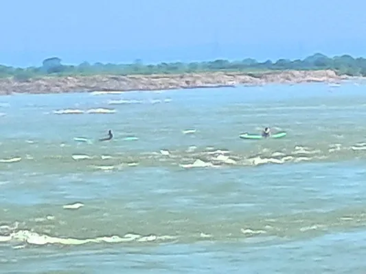 చేపల వేట.. ప్రాణాలతో ఆట
