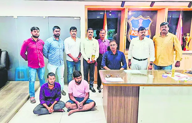 తుపాకీ విక్రయానికి పండ్ల వ్యాపారుల యత్నం