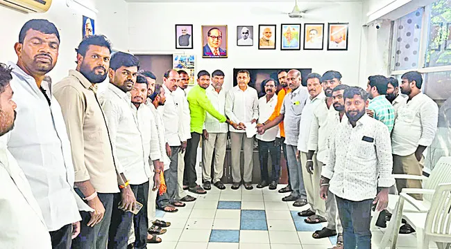 ఎంపీని కలిసిన భూ బాధితులు