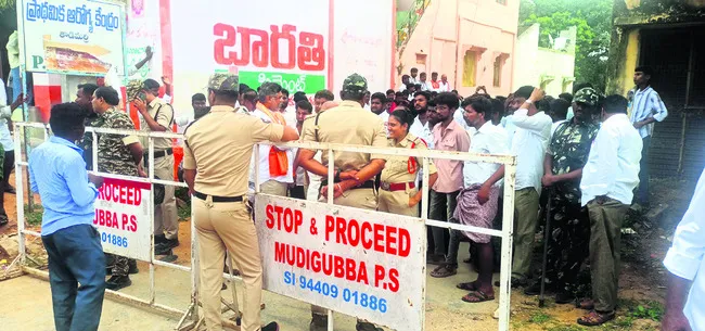 వైఎస్సార్ సీపీ నేతలపై పోలీసుల పక్షపాతం