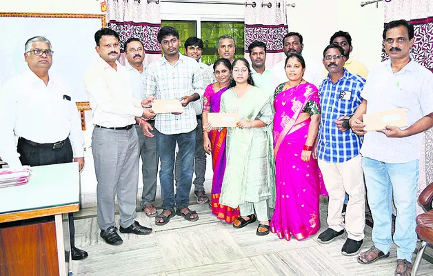 నీట్ ర్యాంకర్లకు చెక్కులు అందజేత