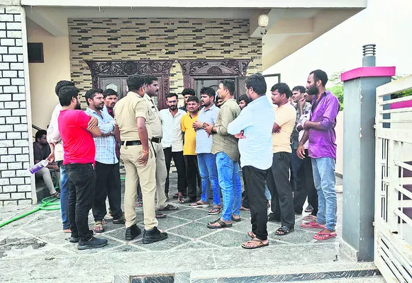 వడ్డీ వ్యాపారి సోదరి ఇంటి వద్ద  బాధితుల ఆందోళన
