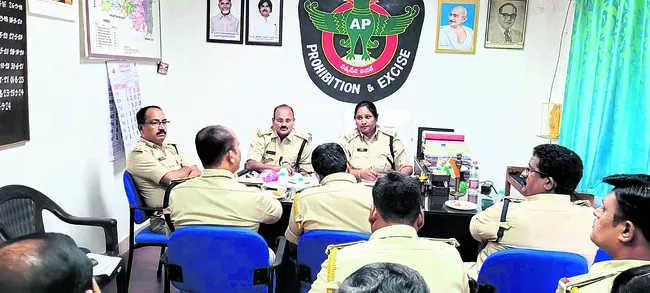 నకిలీ మద్యం విక్రయాలపై దృష్టి సారించండి
